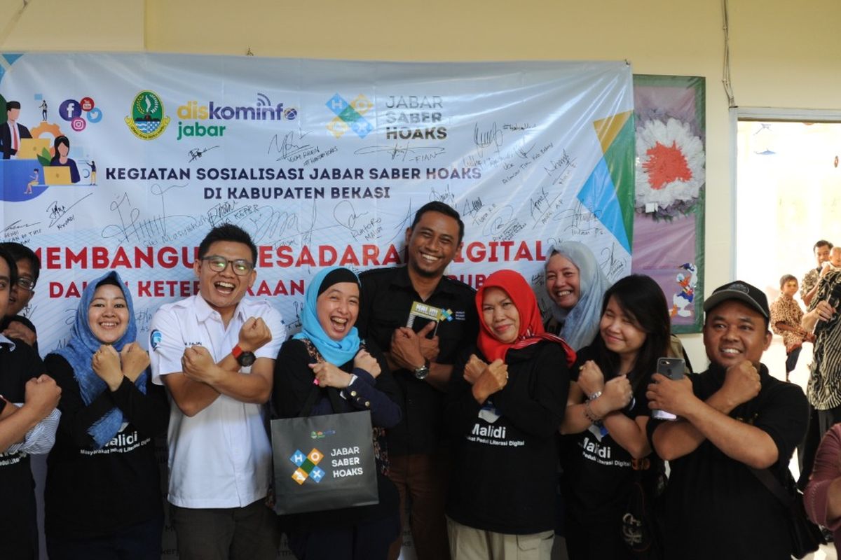 Tim Jabar Saber Hoaks saat melakukan sosialisasi di Kabupaten Bekasi. Jabar Saber Hoaks bertugas mengklasifikasikan informasi yang tersebar di masyarakat sebagai disinformasi, misinformasi, berita, dan klarifikasi fakta