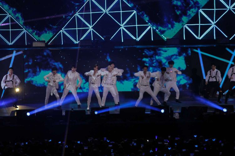 Boyband asal Korea Selatan Super Junior menggelar konser Super Show 8 di Indonesia Convention Exhibition (ICE), BSD, Tangerang, Banten, Sabtu(11/1/2020).