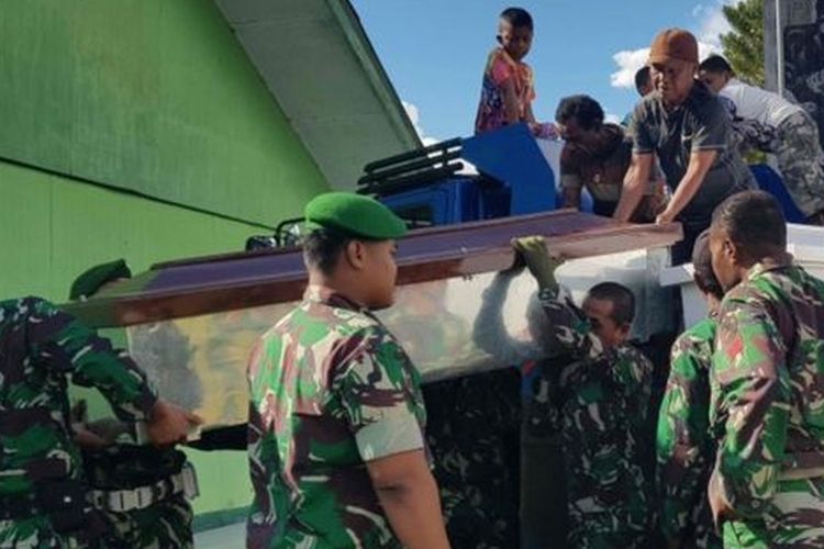 (Ilustrasi) Para personel TNI menurunkan sejumlah peti mati untuk menampung jenazah korban penembakan di Kabupaten Nduga, Papua. 