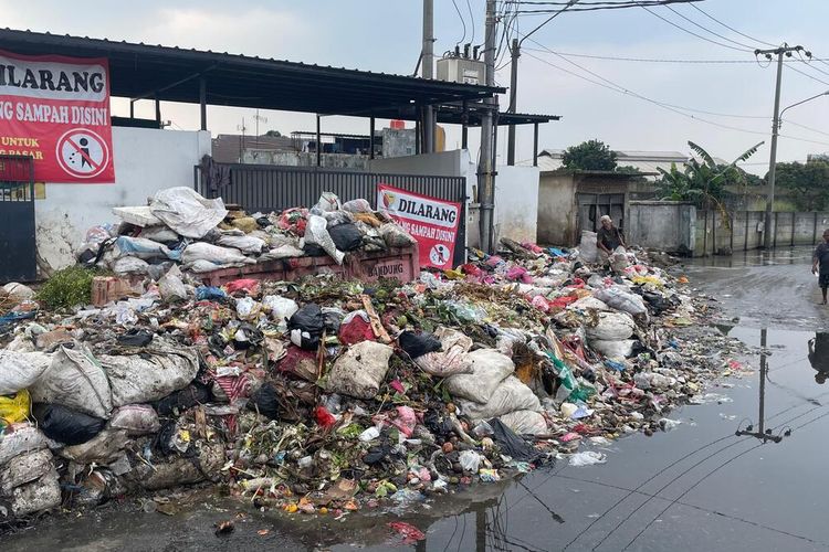 DLH Ungkap Biang Kerok Sampah Menggunung di Pasar Baleendah, Ada Miskomunikasi Internal