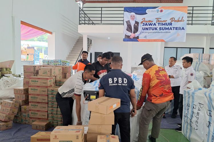 Posko bantuan bencana Sumatera di Kantor BPBD Jatim, Rabu (3/12/2025)