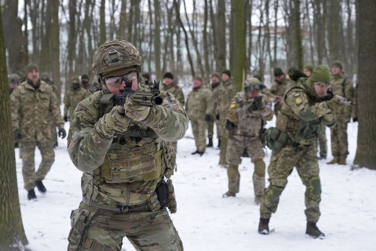 Anggota Pasukan Pertahanan Teritorial Ukraina, unit militer sukarelawan Angkatan Bersenjata, berlatih di taman kota di Kyiv, Ukraina, Sabtu, 22 Januari 2022.