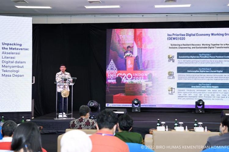Menteri Komunikasi dan Informatika (Menkominfo) Johnny Gerard Plate saat menyampaikan Keynote Speech Unpacking the Metaverse: Akselerasi Transformasi Digital dalam menyambut teknologi masa depan di Graha Sabha Pramana Universitas Gadjah Mada (UGM) Yogyakarta, Rabu (18/5/2022).