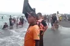 Wisatawan Bandel Mandi di Pantai Paseban, Relawan Ingatkan Bahaya Pakai Kantong Jenazah