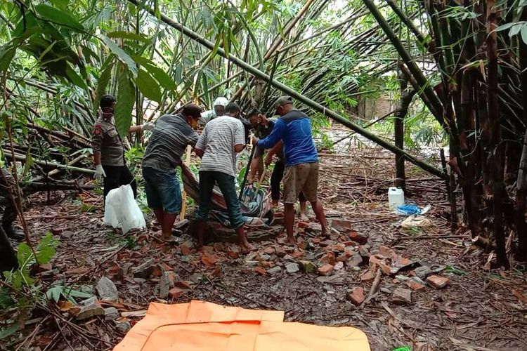 Warga Kecamatan Bontonompo, Kabupaten Gowa, Sulawesi Selatan digegerkan dengan penemuan mayat wanita di dalam sumur tua. Senin, (1/2/2021).