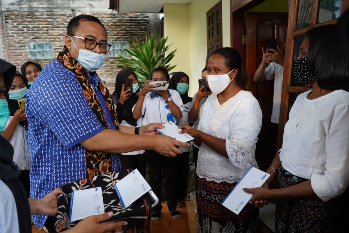 Sekretaris Kementerian Koperasi dan UKM Rully Indrawan, menyerahkan Banpres Produktif untuk Usaha Mikro kepada 5 pelaku usaha mikro, kecil dan menengah (UMKM) di Maumere, Nusa Tenggara Timur (NTT), akhir pekan lalu.