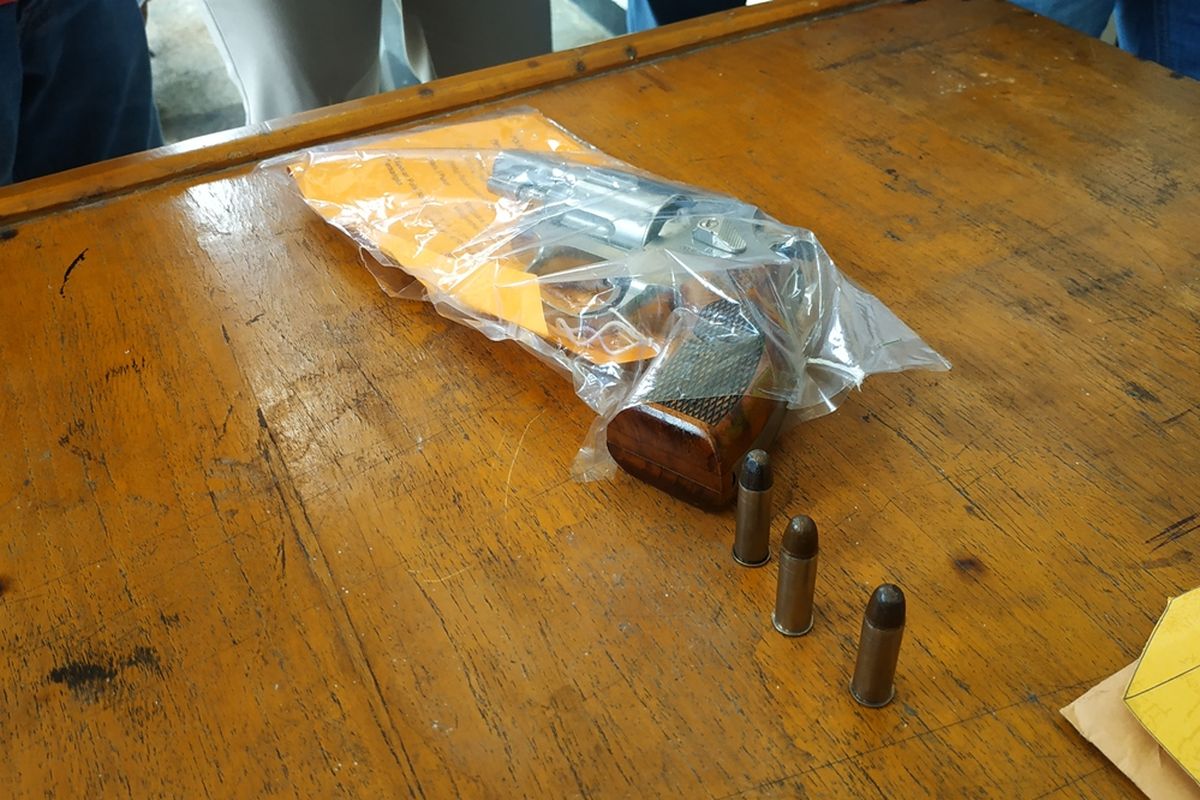 Revolver rakitan dan beberapa peluru kaliber 38 mm yang disita polisi dari tangan ARP dan MI, pria di Bekasi Utara, Sabtu (2/11/2019).