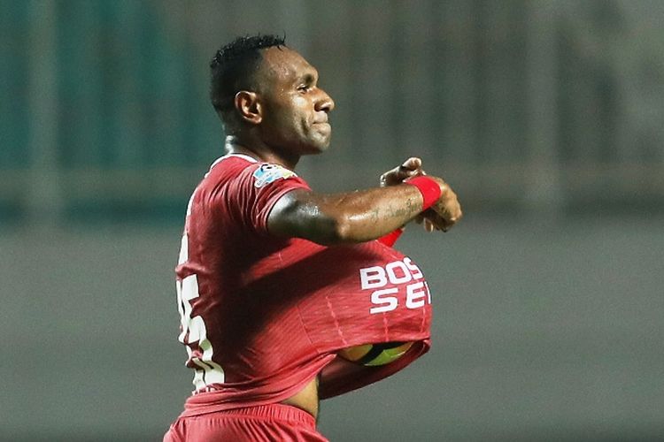 
Selebrasi Titus Bonai seusai mengklaim menjadi pencetak gol PSM pada laga kontra PS TNI dalam pekan keenam Liga 1 musim 2017 di Stadion Pakansari, Cibinong, Kabupaten Bogor, Senin (15/5/2017).