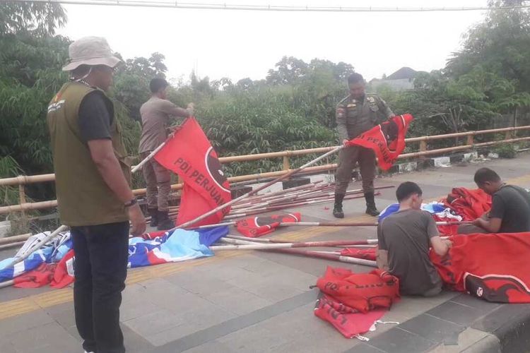 Petugas sedang melakukan penertiban alat peraga kampanye atau APK di Cibinong, Kabupaten Bogor, Jawa Barat, Rabu (10/1/2024).