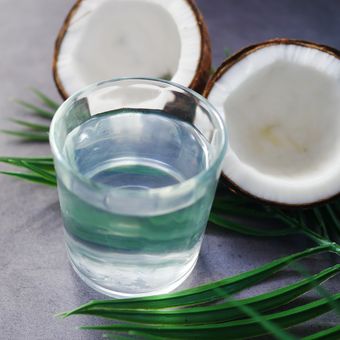 Air kelapa bisa menggantikan elektrolit tubuh yang hilang karena muntah dan diare. Apakah air kelapa bisa membantu menurunkan demam?