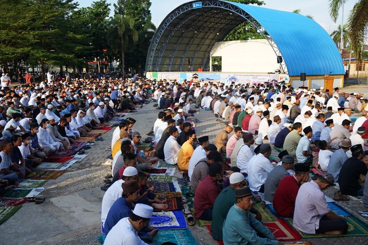 Warga memadati Alun-alun Lapangan Merdeka Pangkalpinang untuk ibadah Shalat Idul Adha 1443 H, Minggu (10/7/2022).