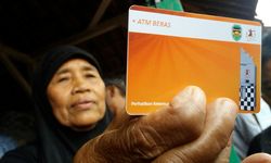 Mak Onih, Orang Pertama yang Pakai ATM Beras Gratis di Purwakarta