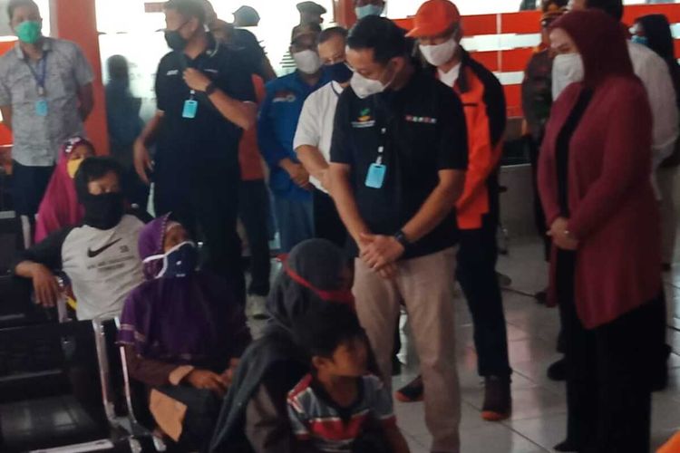 Menteri Sosial Juliari P. Batubara saat memonitoring penyaluran bantuan sosial tunai (BST) di Kantor Pos Cikampek, Karawang, Sabtu (16/5/2020).