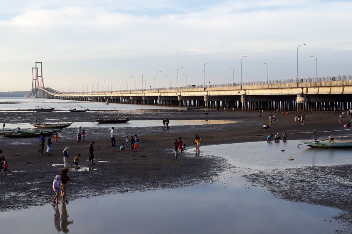 Suasana Ngabuburit di kaki Tol Suramadu sisi Surabaya