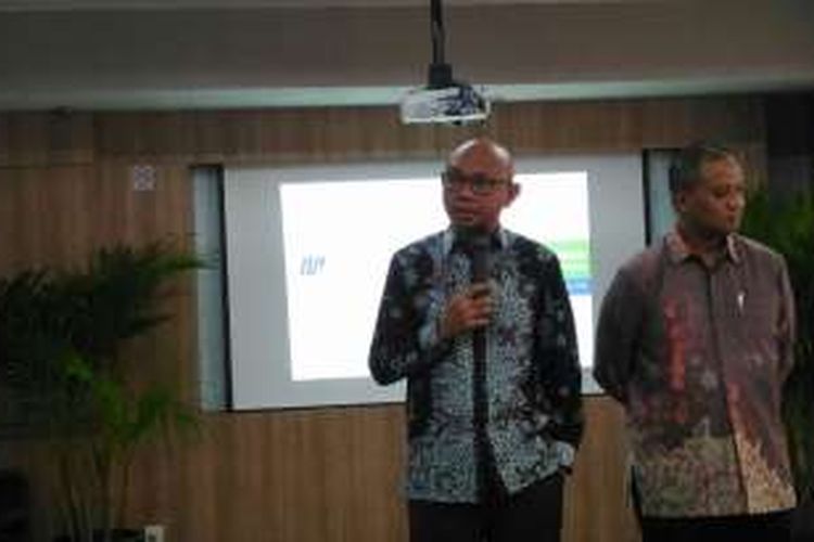 Direktur Utama PT MRT Jakarta William P Sabandar (kiri) dan Direktur Operasional dan Pemeliharaan PT MRT Jakarta Agung Wicaksono (kanan) saat jumpa media di Kantor MRT Jakarta, Selasa (18/10/2016).
