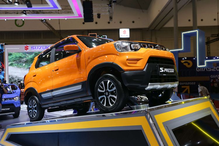 Suzuki S-Presso dipamerkan di ajang Gaikindo Indonesia International Auto Show (GIIAS) 2022 di ICE BSD, Tangerang, Jumat (12/8/2022). S-Presso dibanderol Rp 155 juta untuk transmisi manual dan Rp 164 juta untuk AGS.