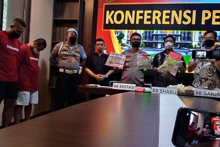 Konferensi pers Ditnarkoba Polda Lampung, Jumat (2/9/2022) siang. Upaya penyeludupan ribuan pil ekstasi digagalkan di tol Lampung.