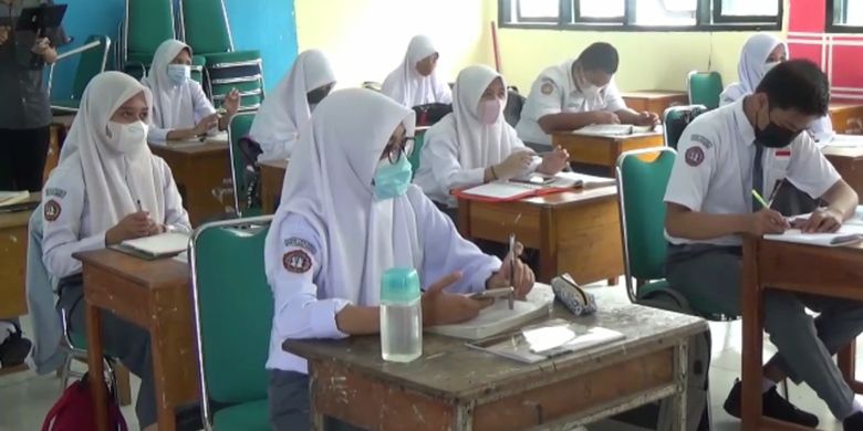 Sekolah Tatap Muka Disambut Antusias, Siswa Antri Cuci Tangan dan Periksa Suhu Tubuh Puluhan Meter di Pintu Gerbang