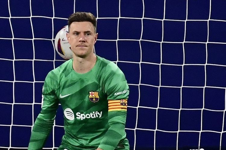 FC Barcelona mengumumkan pencabutan sementara ban kapten Marc-Andre ter Stegen (33) setelah membuka proses disipliner terhadap kiper asal Jerman tersebut.