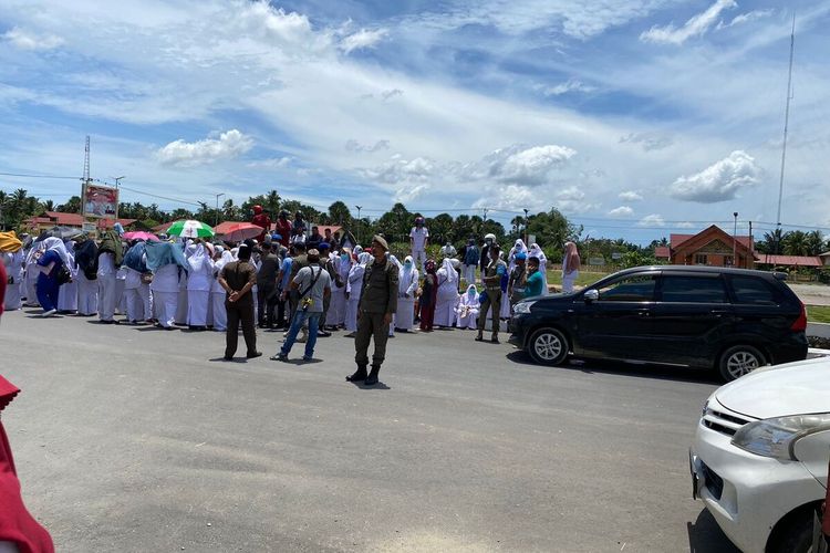 Puluhan tenaga sukarela dari Rumah Sakit Umum Cut Meutia (RSUCM) Aceh Utara, berdemonstrasi di depan gedung Kantor Bupati Aceh Utara, Provinsi Aceh, Selasa (23/8/2022).