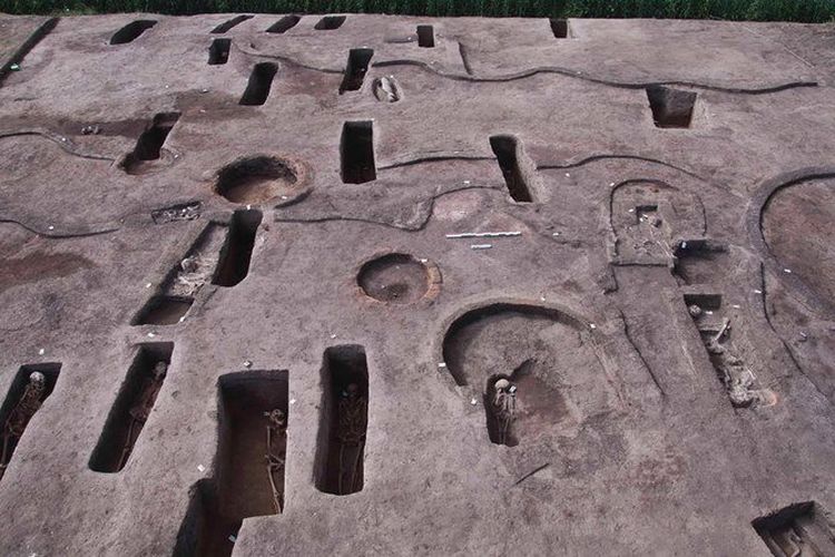 Situs pemakaman kuno, beberapa dengan sisa-sisa manusia, di situs arkeologi Koum El-Khulgan, provinsi Delta Nil Dakahlia, Mesir