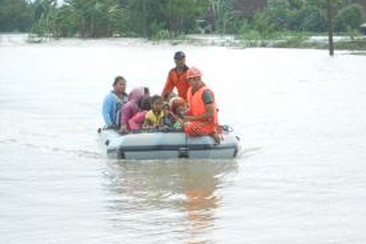 Tim sar mengevakuasi warga Desa Tedunan Kecamatan Wedung, Demak yang terisolir akibat banjir setinggi 1,5 meter, Rabu (22/1/2014)
