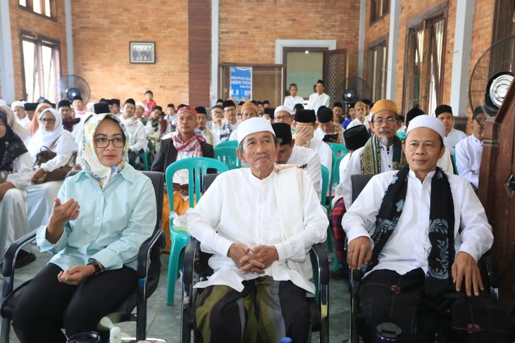 Pasangan bakal calon gubernur (bacagub) dan calon wakil gubernur (bacawagub) Banten, Airin Rachmi Diany-Ade Sumardi mendapat dukungan dari para ulama di Kabupaten Pandeglang, Kamis (19/9/2024).