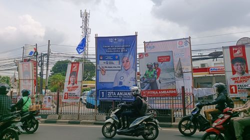 Banyak Baliho Partai dan Caleg di Jalan Raya Bogor, Warga: Nyampah dan Polusi Visual!