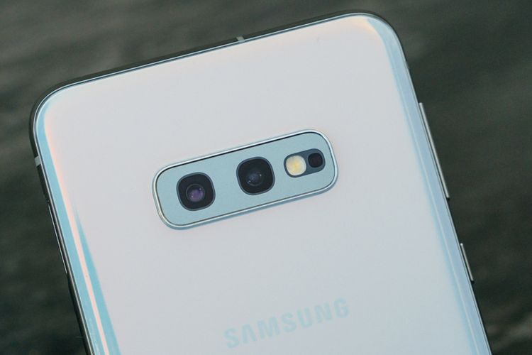 Galaxy S10e hanya memiliki dua kamera di punggung dengan sudut pandang ultra-wide dan wide. 
