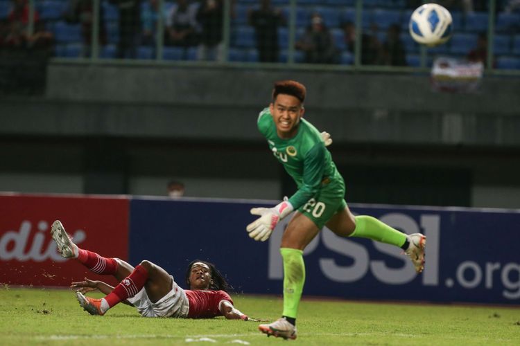 Pemain timnas U19 Indonesia Ronaldo Kwateh membobol gawang Brunei pada laga lanjutan Grup A Piala AFF U19 2022 yang digelar di Stadion Patriot Candrabhaga, Bekasi, Senin (4/7/2022). Indonesia unggul 7-0 atas Brunei.