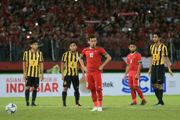 Egy Maulana Vikri tengah berancang-ancang untuk melepas tendangan dalam pertandingan timnas U-19 Malaysia vs Indonesia pada Piala AFF U-19 di Sidoarjo, 12 Juli 2018.