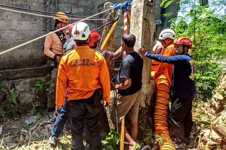 Terperosok, Lansia di Blitar Ditemukan Selamat Usai 24 Jam Berada di Dasar Sumur