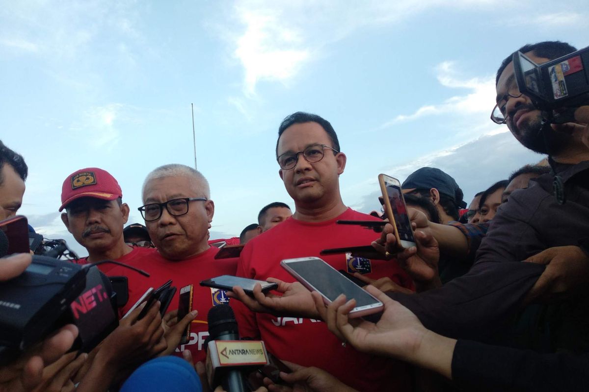 Direktur PT Jakarta Propertindo Dwi Wahyu Daryoto dan Gubernur DKI Jakarta Anies Baswedan usai acara kick off pembangunan Jakarta International Stadium, Jakarta Utara, Kamis (14/3/2019).
