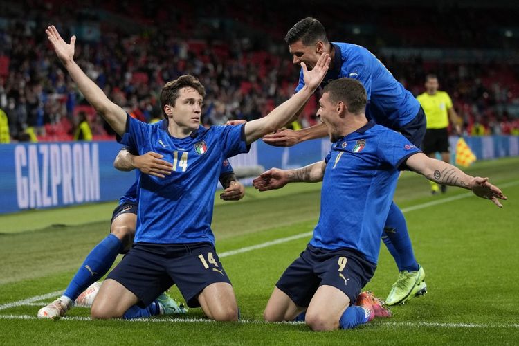 Para pemain Italia merayakan gol Federico Chiesa ke gawang Austria pada laga babak 16 besar Euro 2020 di Stadion Wembley, Inggris, 26 Juni 2020. 