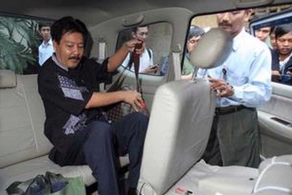 Pemindahan Agus Condro Terpidana suap pemilihan Deputi Gubernur Senior, Agus Condro memasuki mobil saat akan dipindahkan dari Rutan Polda Metro Jaya ke LP Alas Roban, Jawa Tengah, Rabu (3/8/2011)