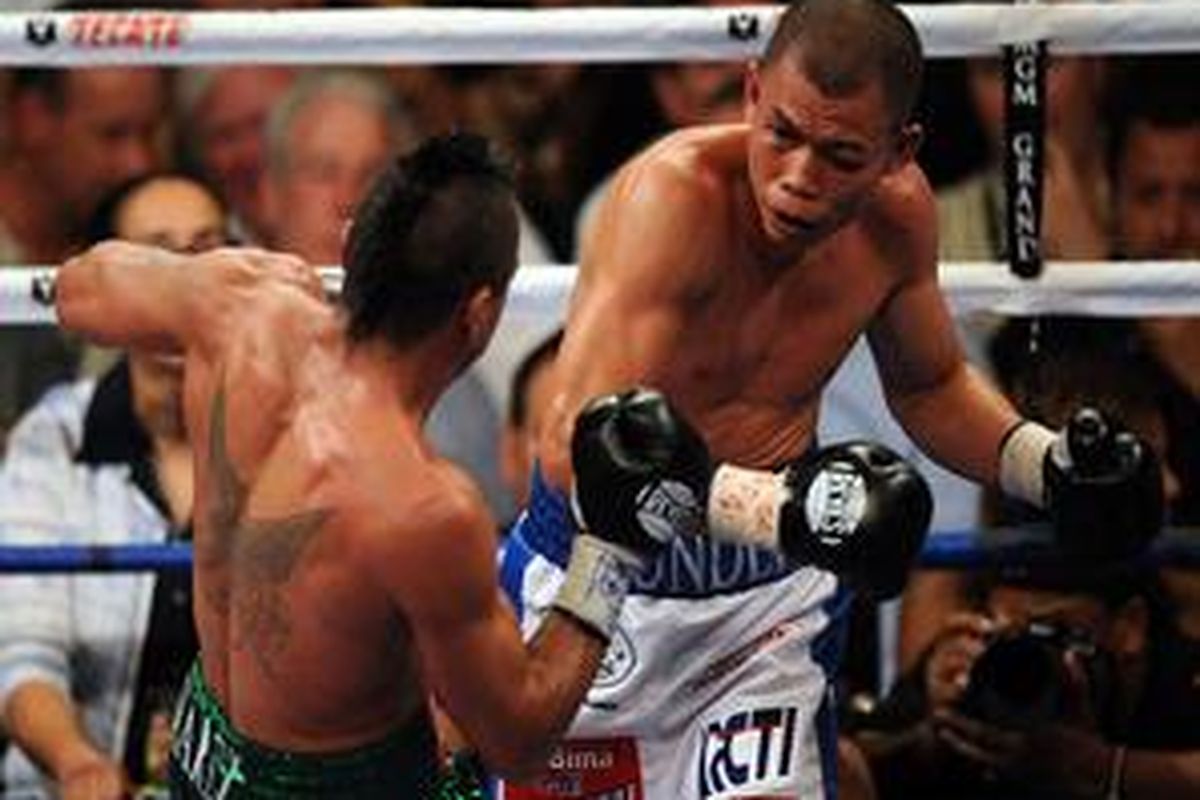 Chris John saat hadapi Rocky Juarez. 