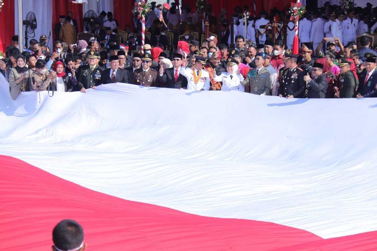 Bendera merah putih ukuran raksasa dibentangkan di pelataran Benteng Kuto Besak (BKB) Palembang dalam rangka HUT RI ke-77, Rabu (17/8/2022).