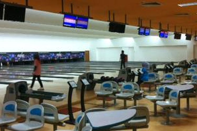 Mereka bermain bowling di lanenya masing-masing.