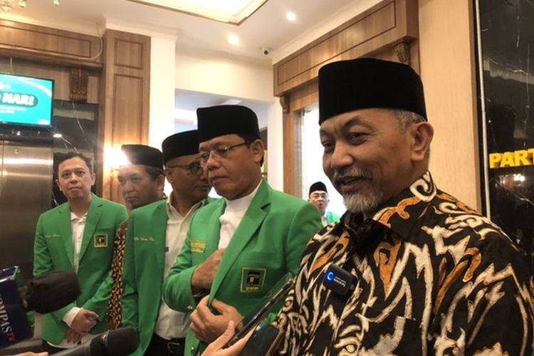 Presiden PKS Ahmad Syaikhu (kanan) dan Pelaksana Tugas Ketua Umum PPP Muhamad Mardiono (kiri) pasca pertemuan di kantor DPP PPP, Menteng, Jakarta, Rabu (19/4/2023). 