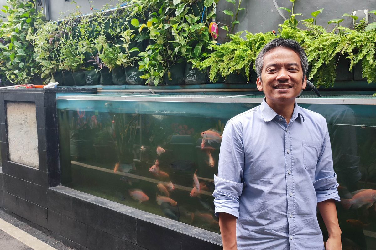 Ketua RT 08 RW 04 Malaka Jaya, Duren Sawit, Jakarta Timur, Taufiq Supriadi ketika memperlihatkan kolam gizi warga yang berisi ikan bawal, Rabu (5/11/2025).(KOMPAS.com/Febryan Kevin)