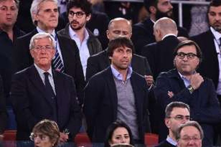 Marcello Lippi dan Antonio Conte menyaksikan pertandingan final Coppa Italia antara Juventus dan AC Milan pada Sabtu (21/5/2016). 