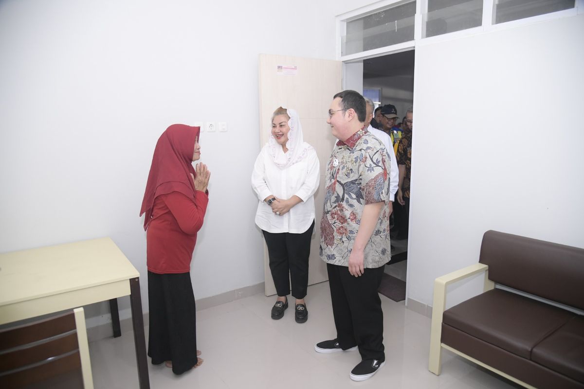 Wali Kota Semarang Hevearita Gunaryanti Rahayu saat bersama Kementerian PUPR melalui Balai Pelaksana Penyediaan Perumahan (BP2P) Jawa III melakukan penyerahan kunci Rusun Semarang Hebat atau Rusun Sawah Besar Tower 3 kepada warga eks Kebonharjo , Semarang Utara, Kota Semarang, Rabu (9/8/2023).
