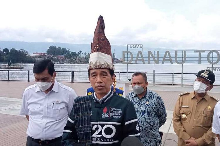Presiden Jokowi menyampaikan keterangan kepada wartawan usai menandatangani prasasti peresmian Ruang Terbuka Publik (RTP) Pantai Bebas Parapat, di Kecamatan Girsang Sipangan Bolon, Kabupaten Simalungun, Sumatera Utara, Rabu (2/2/2022).