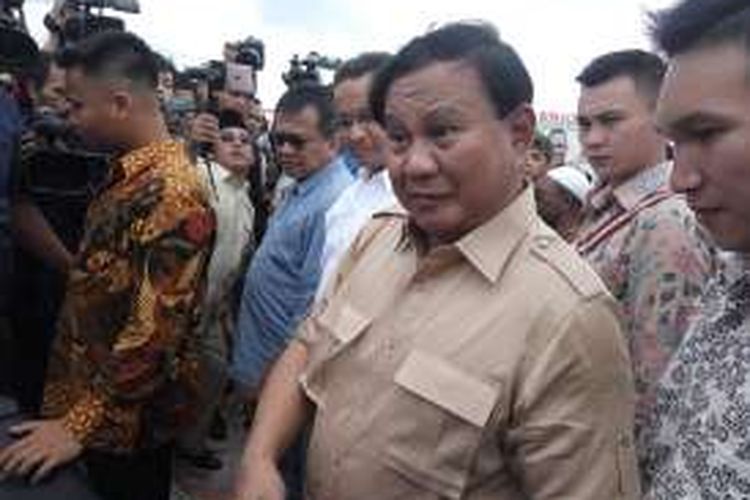 Ketua Umum Partai Gerindra Prabowo Subianto saat mengunjungi kawasan Kampung Aquarium, Jakarta Utara, Sabtu (7/1/2017).