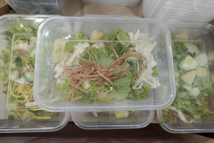 Salah satu kuliner khas Jakarta rujak juhi yang dijual di Boom Atom Food Festivaldi Pasar Atom Surabaya berlangsung selama dua minggu penuh mulai 16 Mei hingga 1 Juni 2025.