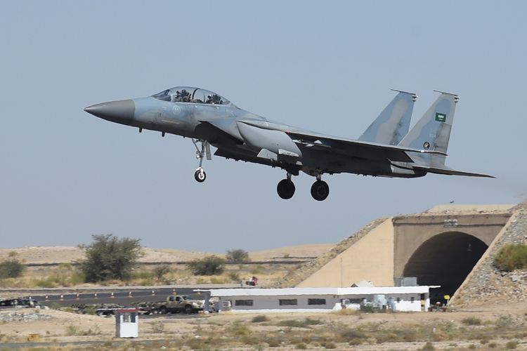 Gambar yang diambil pada 16 November 2015 memperlihatkan jet tempur F-15 milik Arab Saudi mendarat di Pangkalan Khamis Mushayt, sekitar 880 kilometer dari Riyadh.