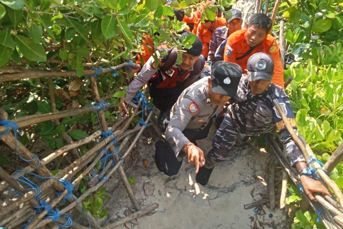 Proses evakuasi WNA Perancis, Alena Andreeva Oparina yang tenggelam di perairan Pantai Kelingking, Nusa Penida, Kabupaten Klungkung, Rabu (15/10/2025).