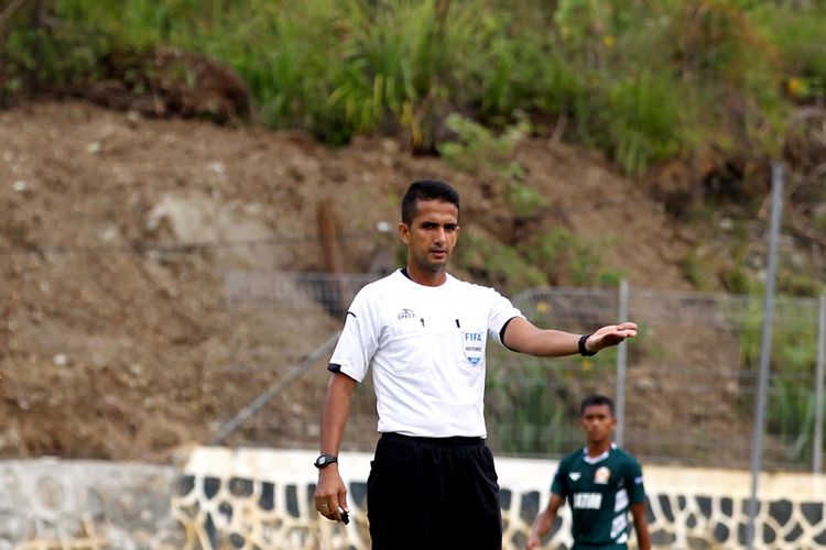 Wasit berlisensi FIFA Thoriq Alkatiri saat memimpin pertandingan di PON XX Papua 2021.