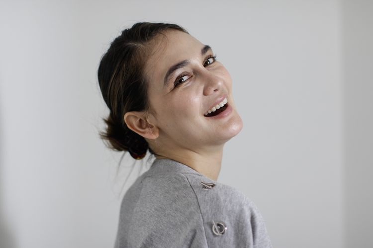 Artis peran Luna Maya berkunjung ke Kantor Redaksi Kompas.com untuk promo film Rumah Kentang: The Beginning, Kamis (7/11/2019). 