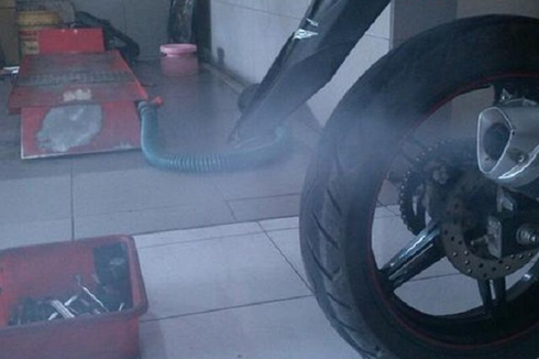 Kenali, Ini Penyebab Knalpot Motor Matik Mengeluarkan Asap Tebal